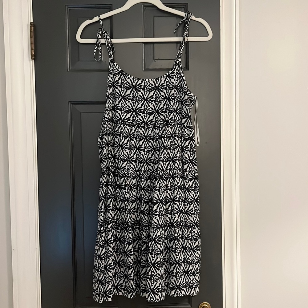 Black and white tie strap vineyard vine dress. Size: small
